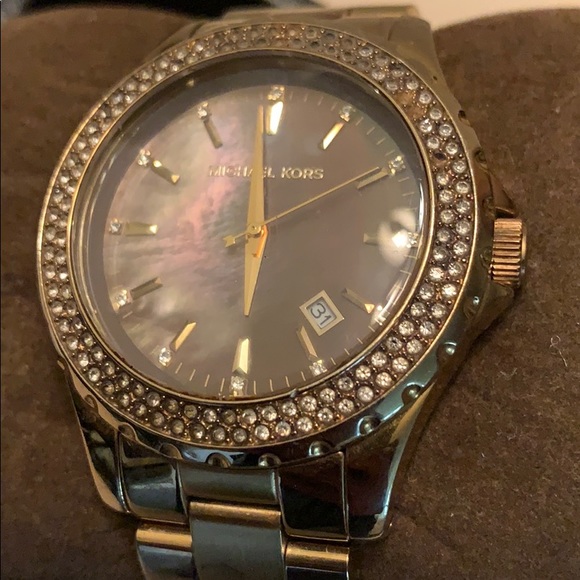 Women’s Michael Kors gold watch - Picture 4 of 4